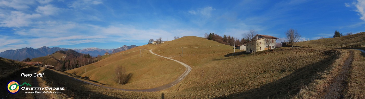 10 Sulla stradetta  sterrata  varie cascine.JPG